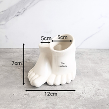 Load image into Gallery viewer, The Leaferie Stomy foot black and white ceramic pot. 
