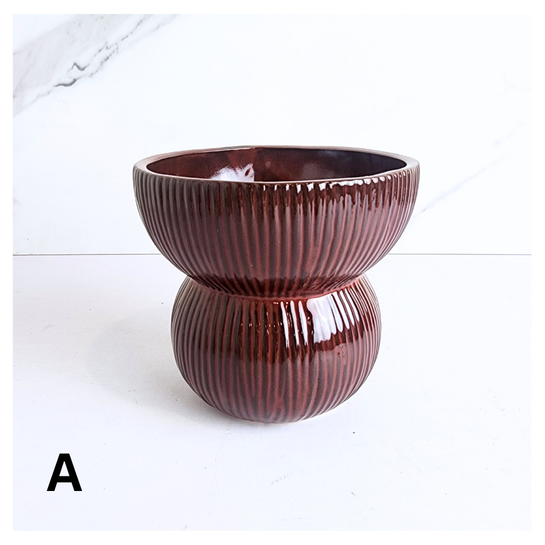 Scarva ceramic planters with ribbed design on a white background, featuring the Leaferie brand.