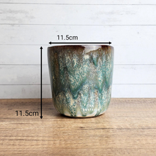 Load image into Gallery viewer, The Leaferie Nektaria glossy green pot. ceramic material
