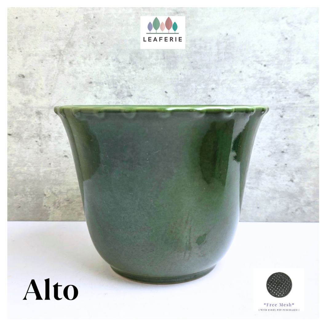 Alto Green ceramic planter with 'LEAFERIE' branding on a light gray background