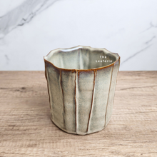 Load image into Gallery viewer, The Leaferie Darby pot. ceramic material.
