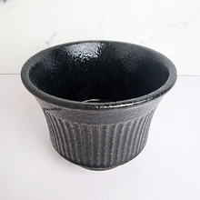 Load image into Gallery viewer, The Leaferie Valeria Black pot. ceramic material
