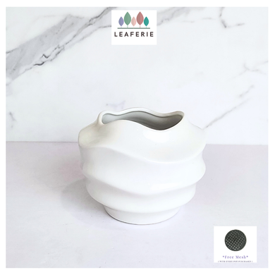 The Leaferie Nami white flowerpot. ceramic material