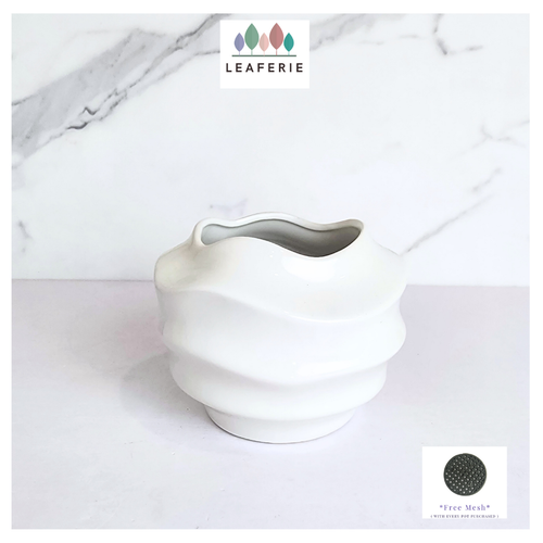 The Leaferie Nami white flowerpot. ceramic material