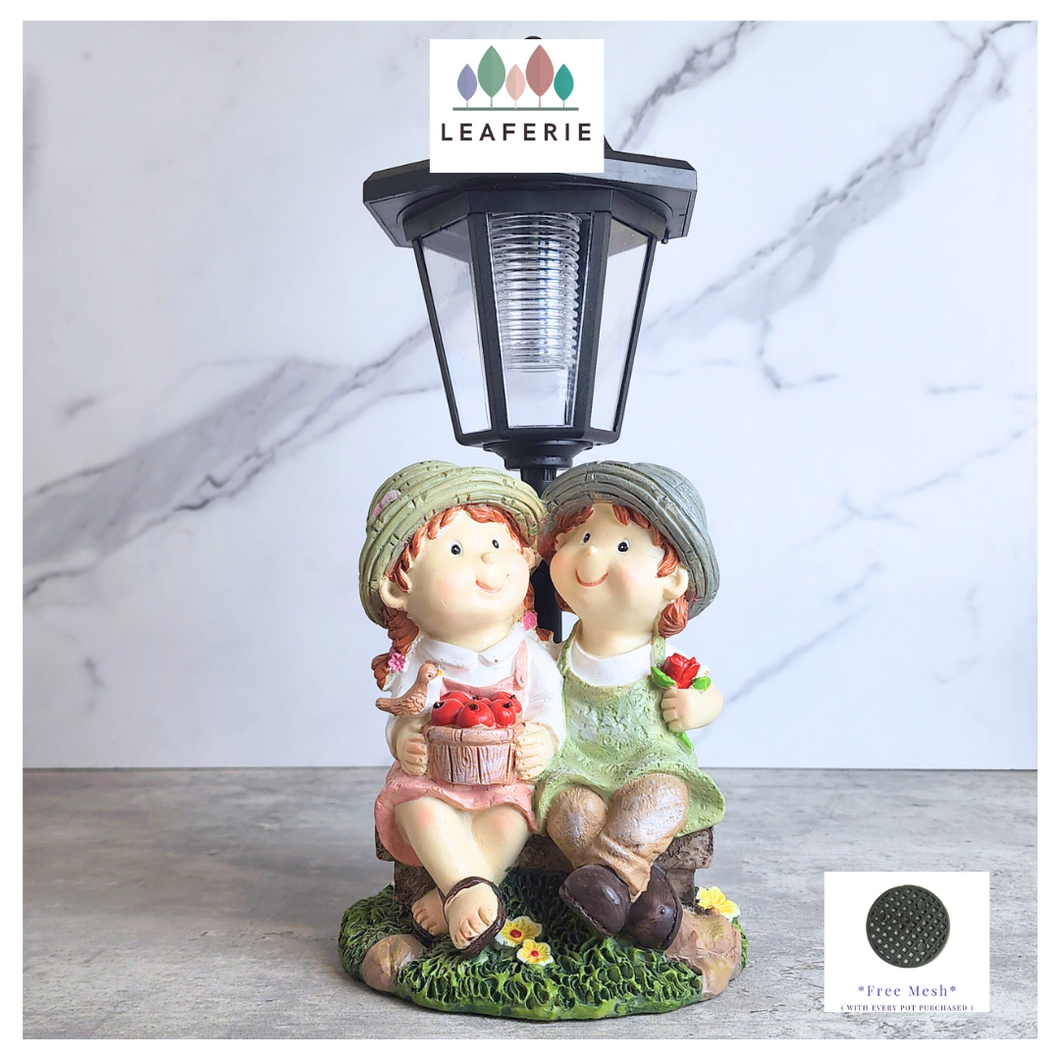The Leaferie Everlyn lamp garden light with solar light. resin material