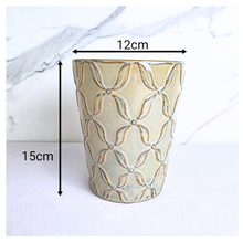 Load image into Gallery viewer, The Leaferie Isola pot. 2 colors ceramic pot. white and beige.
