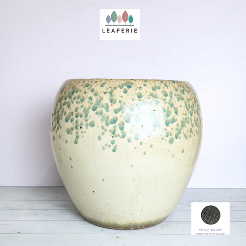 The Leaferie Avenelle big ceramic pot with green speckles. 