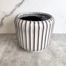 Load image into Gallery viewer, The Leaferie Aubert flowerpot. ceramic material
