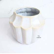 Load image into Gallery viewer, The Leaferie Fountaine white flowerpot. ceramic material
