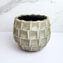 Load image into Gallery viewer, The Leaferie Roshan flowerpot. ceramic material
