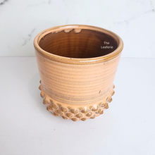 Load image into Gallery viewer, The Leaferie Keenan pot with stand. ceramic material
