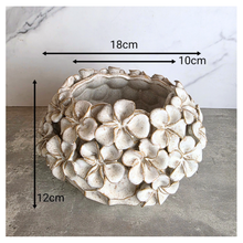 Load image into Gallery viewer, The Leaferie Soraya Handmade flowerpot. 2 colors
