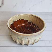 Load image into Gallery viewer, The Leaferie Loup Shallow pot. Ceramic pot.
