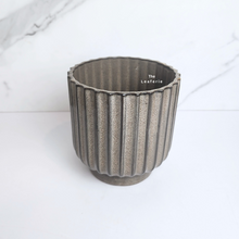 Load image into Gallery viewer, The Leaferie Tervo Flowerpot. ceramic material
