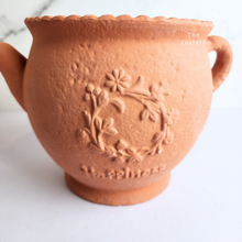 Load image into Gallery viewer, The Leaferie Yaarog terracotta kettle pot.
