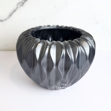 Load image into Gallery viewer, The Leaferie Ebony plant pot. black ceramic planter. front view
