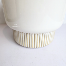 Load image into Gallery viewer, The leaferie Gael flowerpot. ceramic white pot
