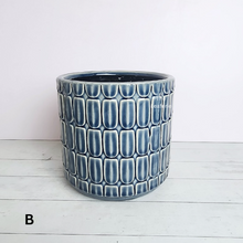 Load image into Gallery viewer, The Leaferie Kinsley flowerpot. 2 colours and size. ceramic material
