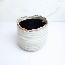 Load image into Gallery viewer, The Leaferie Elea flowerpot. ceramic material
