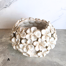 Load image into Gallery viewer, The Leaferie Soraya Handmade flowerpot. 2 colors
