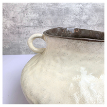 Load image into Gallery viewer, Haku Leaferie Signature White ceramic pot with handles .

