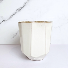 Load image into Gallery viewer, The Leaferie Quy white pot. ceramic material
