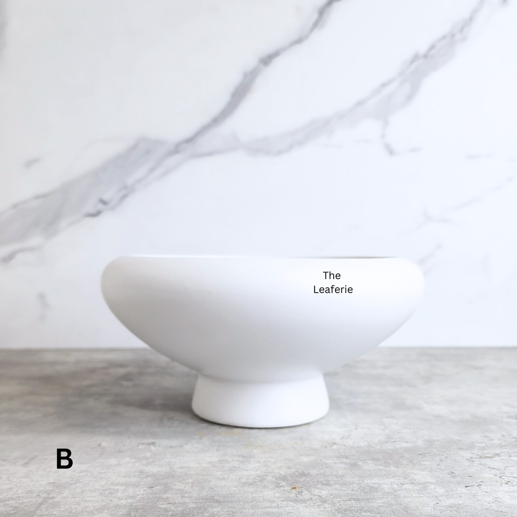 Xara ceramic flowerpot in white, black, and green with Leaferie branding.