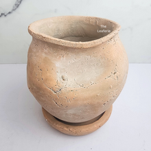 Load image into Gallery viewer, The Leaferie Yun Terracotta pot with tray
