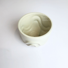 Load image into Gallery viewer, The Leaferie Tymo white pot. wavy design and ceramic material
