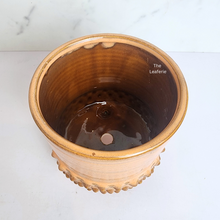 Load image into Gallery viewer, The Leaferie Keenan pot with stand. ceramic material
