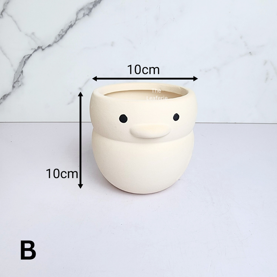 The Leaferie Ejiro white snow man ceramic pot.