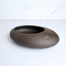 Load image into Gallery viewer, The Leaferie Georgia shallow pot. 2 colours white and brown. ceramic material
