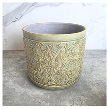 Load image into Gallery viewer, The Leaferie Elion pot. 2 colours. ceramic.
