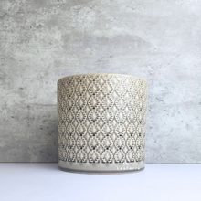 Load image into Gallery viewer, The Leaferie Tripoli pot. ceramic material. grey colour
