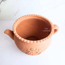 Load image into Gallery viewer, The Leaferie Yaarog terracotta kettle pot.
