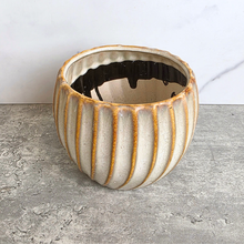 Load image into Gallery viewer, Verona Flowerpot
