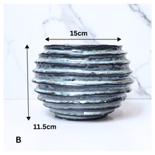 Load image into Gallery viewer, Laurel Flowerpot (2 Colors)
