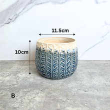 Load image into Gallery viewer, Aretie Flowerpot
