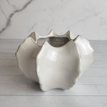 Load image into Gallery viewer, The Leaferie Janvier ceramic pot. 2 colours black and white
