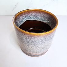 Load image into Gallery viewer, The Leaferie Tove ceramic pot. 2 colours.
