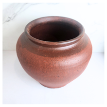 Load image into Gallery viewer, pico Ceramic pots with &#39;Leaferie&#39; branding on a white background. 2 colours
