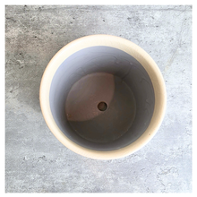 Load image into Gallery viewer, The Leaferie Leona fish pot. ceramic material
