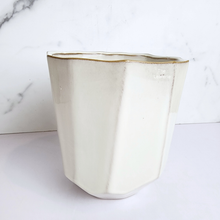 Load image into Gallery viewer, The Leaferie Quy white pot. ceramic material
