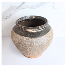 Load image into Gallery viewer, pico Ceramic pots with &#39;Leaferie&#39; branding on a white background. 2 colours

