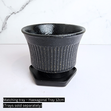 Load image into Gallery viewer, The Leaferie Valeria Black pot. ceramic material
