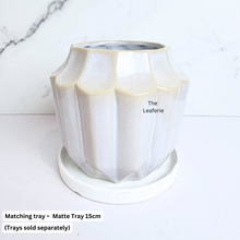 Load image into Gallery viewer, The Leaferie Fountaine white flowerpot. ceramic material
