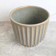 Load image into Gallery viewer, Romain Flowerpot
