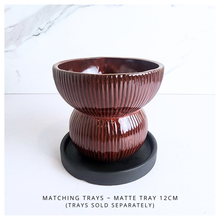 Load image into Gallery viewer, Scarva ceramic planters with ribbed design on a white background, featuring the Leaferie brand.

