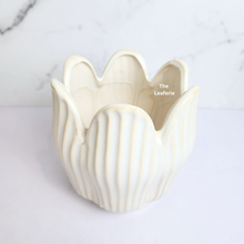 Load image into Gallery viewer, The Leaferie Castillo ceramic pot. 2 colours pink and white.
