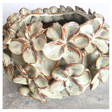 Load image into Gallery viewer, The Leaferie Soraya Handmade flowerpot. 2 colors
